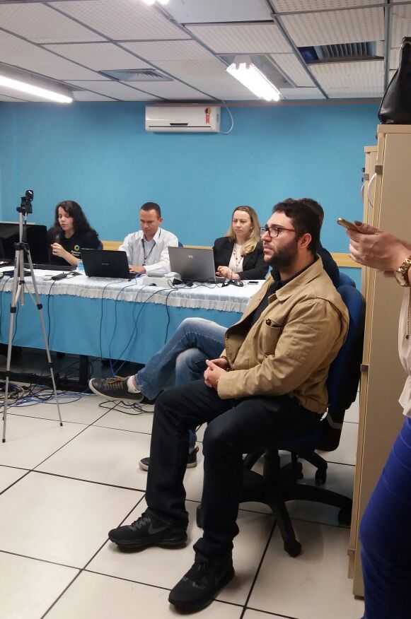 A Fomento Paraná realizou dois encontros virtuais via transmissão webcast com correspondentes e agentes de crédito nesta terça-feira, 7/12. A transmissão foi realizada a partir das instalações da Celepar, que preparou uma sala de bate-papo e os equipamentos para transmissão em vídeo para todo o estado.