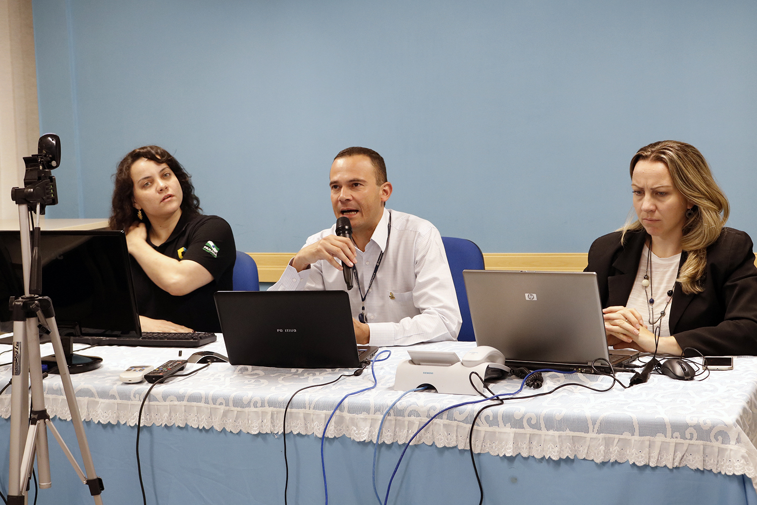 Richer de Matos, gerente de Mercado, fala durante webcast com agentes de crédito, nas instalações da Celepar.