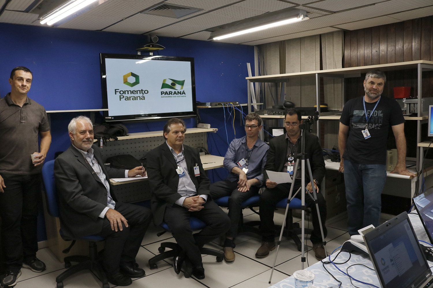 Técnicos da Fomento Paraná participam do webcast com agentes de crédito, nas instalações da Celepar.