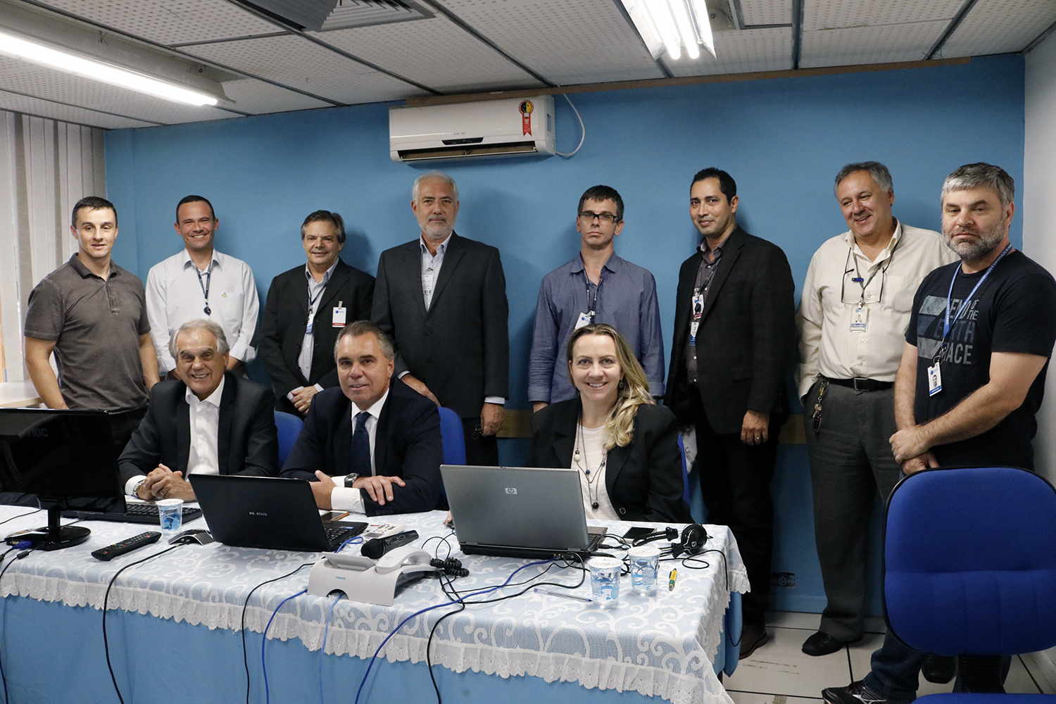 A Fomento Paraná realizou dois encontros virtuais via transmissão webcast com correspondentes e agentes de crédito nesta terça-feira, 7/12. A transmissão foi realizada a partir das instalações da Celepar, que preparou uma sala de bate-papo e os equipamentos para transmissão em vídeo para todo o estado.
