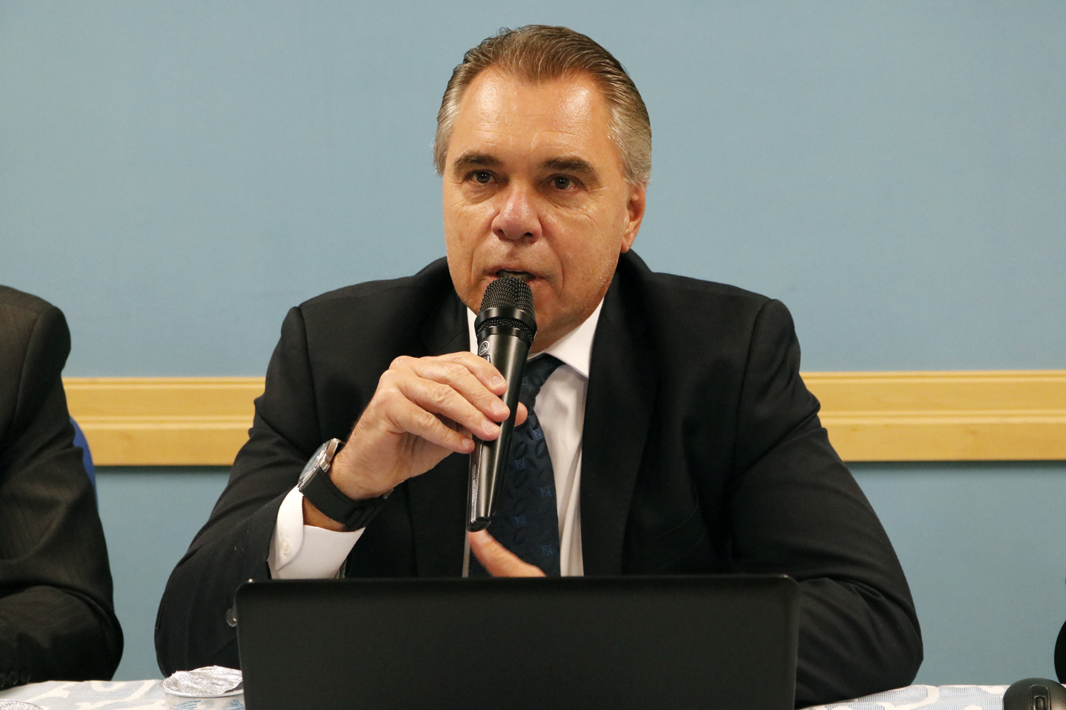 O diretor de Mercado, Luis Malucelli Neto, na abertura do webcast com agentes de crédito, nas instalações da Celepar.