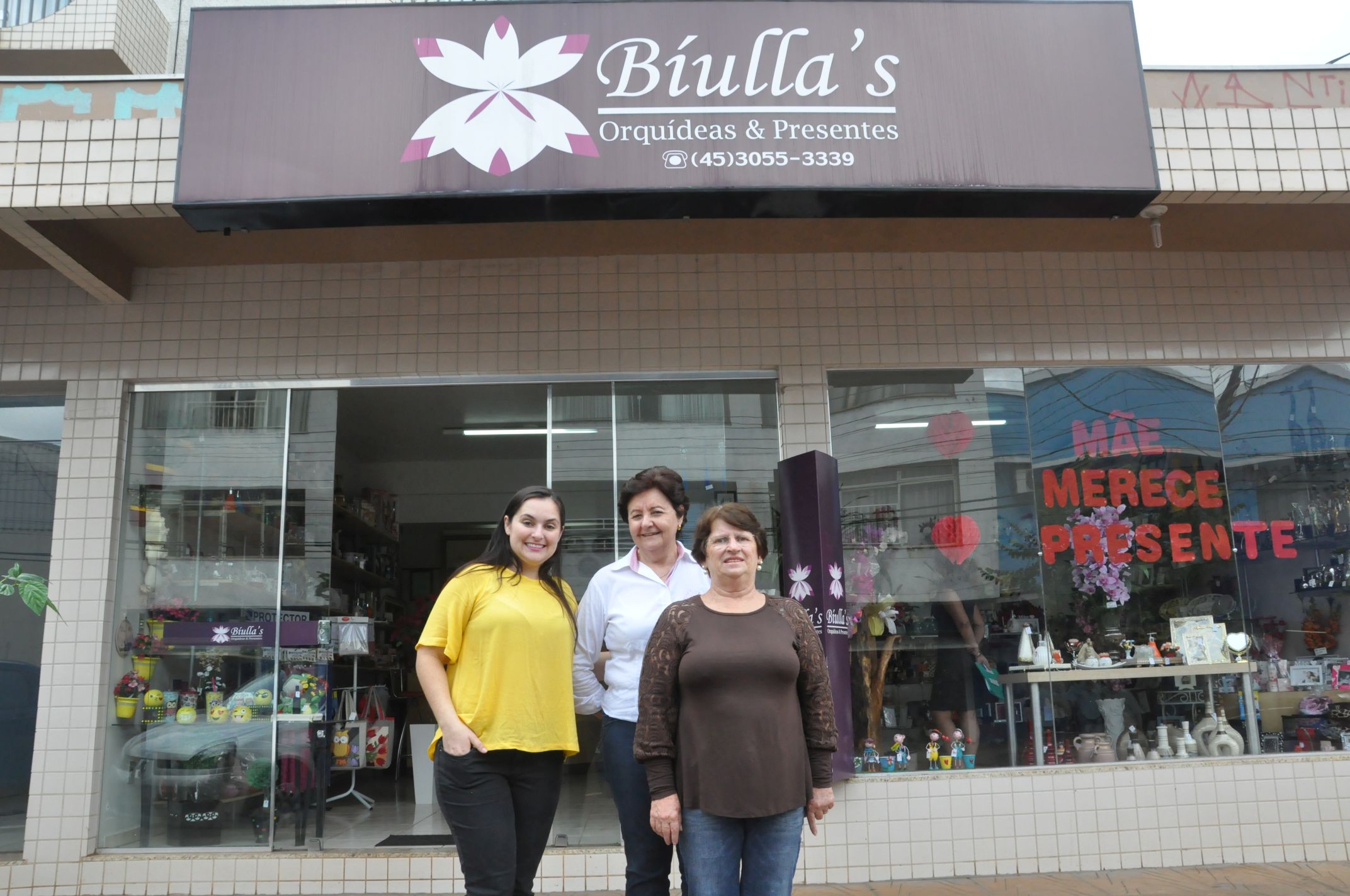 A agente de crédito de Toledo, Thais paladini, com a empreendedora Marilde Nesello, que transformou um orquidário em uma loja para comercializar flores e presentes e usa o microcrédito da Fomento Paraná como capital de giro.