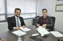 O diretor-presidente da Fomento Paraná, Heraldo Neves, e o empresário Adriano Krzyuy, presidente da Assespro-Paraná, assinaram contrato que credencia a Assespro para atuar como correspondente Fomento Paraná.