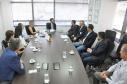 O diretor-presidente da Fomento Paraná, Heraldo Neves, e o empresário Adriano Krzyuy, presidente da Assespro-Paraná, assinaram contrato que credencia a Assespro para atuar como correspondente Fomento Paraná.