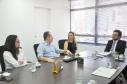O diretor-presidente da Fomento Paraná, Heraldo Neves, e o empresário Adriano Krzyuy, presidente da Assespro-Paraná, assinaram contrato que credencia a Assespro para atuar como correspondente Fomento Paraná.