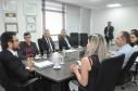 O diretor-presidente da Fomento Paraná, Heraldo Neves, e o empresário Adriano Krzyuy, presidente da Assespro-Paraná, assinaram contrato que credencia a Assespro para atuar como correspondente Fomento Paraná.