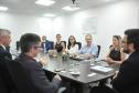 O diretor-presidente da Fomento Paraná, Heraldo Neves, e o empresário Adriano Krzyuy, presidente da Assespro-Paraná, assinaram contrato que credencia a Assespro para atuar como correspondente Fomento Paraná.