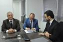 O novos diretores Éverton Ribeiro e Nildo Lübke assinam termo de posse na Fomento Paraná