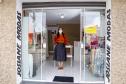  empresária Josiane Duarte, proprietária de uma loja de roupas para o público evangélico, em Piraquara. Na foto ela está dentro da loja, que é uma vitrine com porta no meio, e dá para ver as roupas na loja.