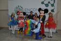 Encontro de Agentes de Crédito em Foz do Iguaçu - agentes de crédito e de desenvolvimento posam para foto em frente a um painel com animadores vestidos de personagens Disney..