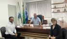 O prefeito de Salto do Lontra, Fernando Cadore, com o diretor presidente Heraldo Neves e a assessora Emilia Belinati.