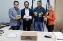 Em Novo Itacolomi, visita ao prefeito Moacir Andreolla, que destacou a produção de doces do muncípio.