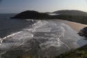 Vista de uma praia da Ilha do Mel a partir do Morro do Farol das Conchas, em Encantadas