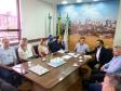 Heraldo Neves, presidente, e os diretores de Operações do Setor Público, Mounir Chaowiche, e de Operações do Setor Privado, Renato Maçaneiro, em reunião com equipe do prefeito Leonaldo Paranhos, em Cascavel.