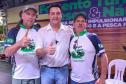 O governador Ratinho Júnior posa para foto com os dirigentes da Federação Paranaense de Pesca Esportiva, Antonio Edi Rauchbach Junior e Hélio Zanella.