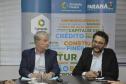 Jorge Callado, do Ipardes, e Heraldo Neves, da Fomento Paraná, assinam documento de entrega do estudo que mediu impacto do crédito na economia paranaense