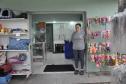 Márcia Cristina Helbing da Silva é uma empreendedora dona de um petshop no Boqueirão. Na mimagem ela está encostada a uma pota que dá acesso ao espaço de banho e tosa de animais.