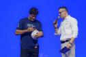 Raí autografa uma bola para o coordenador estadual de serviços financeiros do Sebrae/PR, Amberson Bezerra no palco do evento