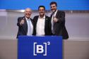 Os deputados federais Arnaldo Jardim e Pedro Lupion com o governador Ratinho Junior, na B3.