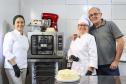 A confeiteira Neusa Bier, com o novo forno e batedeira da empresa familiar adquiridos com financiamento da Fomento Paraná por intermédio da Prefeitura de Curitiba.