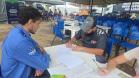 Atendimento de empreendedor em Rio Bonito do Iguaçu. O borracheiro Valter de Jesus assina o contrato de empréstimo com a Fomento Paraná.