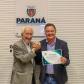 O vice-governador Darci Piana entrega diploma de reconhecimento a um prefeito