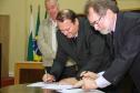 Prefeitura de Quatro Barras abrirá um espaço do Banco Empreendedor para facilitar o acesso de empreendedores locais a linhas de crédito com juros reduzidos. Na imagem, o presidente da Fomento Paraná, Juraci Barbosa, e o prefeito de Quatro Barras, Loreno Tolardo, assinam o convênio.