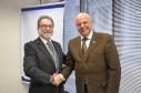 A Fomento Paraná e a Associação Comercial do Paraná assinaram nesta terça-feira (25) um acordo de cooperação técnica que vai facilitar o acesso dos empresários associados à ACP às linhas de crédito com juros reduzidos do Banco do Empreendedor, da Fomento Paraná. Nesta imagem, Juraci Barbosa, presidente da Fomento Paraná, cumprimenta Edson Ramon, presidente da ACP.