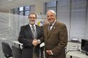 A Fomento Paraná e a Associação Comercial do Paraná assinaram nesta terça-feira (25) um acordo de cooperação técnica que vai facilitar o acesso dos empresários associados à ACP às linhas de crédito com juros reduzidos do Banco do Empreendedor, da Fomento Paraná. Nesta imagem, Juraci Barbosa, presidente da Fomento Paraná, cumprimenta Edson Ramon, presidente da ACP.