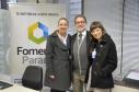 A Fomento Paraná e a Associação Comercial do Paraná assinaram nesta terça-feira (25) um acordo de cooperação técnica que vai facilitar o acesso dos empresários associados à ACP às linhas de crédito com juros reduzidos do Banco do Empreendedor, da Fomento Paraná. Nesta imagem, Juraci Barbosa, presidente da Fomento Paraná, com as agentes de crédito Aline e Taciane, que vão atender os empresários no Espaço do Empreendedor da ACP.