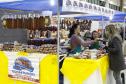 A Feira Sabores do Paraná é uma mostra do programa Fábrica do Agricultor, que reúne 1.300 pequenas agroindústrias, envolvendo mais de 6.500 famílias, propiciando emprego para 26 mil pessoas de todas as regiões do Estado. Abertura da 14ª Feira Sabores do Paraná, na Expo Renault no parque Barigui. Curitiba, 24/07/2013.