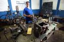 Mecânico João Donatti, dono de uma oficina para conserto de veículos pesados, às margens da BR 369, na cidade de Peabiru.