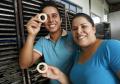 Alexandro Ferreira de Almeida e Seila Raquel de Almeida, proprietários da Fábrica de Biscoitos Saboritos em Conselheiro Mairinck/PR.