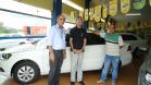 Agente de crédito Reinaldo Ribeiro acompanha os taxistas Estevan Cezar de Oliveira e Rosinei Veronez de Aguiar ao receberem as chaves dos novos veículos.