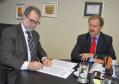 O presidente da Fomento Paraná, Juraci Barbosa, e gerente da Caixa Econômica Federal para o Fundo de Garantia por Tempo de Serviço (FGTS) no Paraná , Vilson Willermann, assinaram nesta terça-feira (20) um novo contrato que aumenta de R$ 133 milhões para R$ 200 milhões o limite de crédito da Fomento Paraná para operações de financiamento aos municípios com recursos do FGTS.