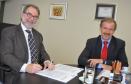 O presidente da Fomento Paraná, Juraci Barbosa, e gerente da Caixa Econômica Federal para o Fundo de Garantia por Tempo de Serviço (FGTS) no Paraná , Vilson Willermann, assinaram nesta terça-feira (20) um novo contrato que aumenta de R$ 133 milhões para R$ 200 milhões o limite de crédito da Fomento Paraná para operações de financiamento aos municípios com recursos do FGTS.