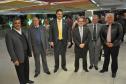 O diretor de operações do Setor Privado,
Clemenceau Merheb Calixto (1º à esquerda), Samuel Ieger Suss, diretor Jurídico, Riscos e Compliance (3º à esquerda), e o presidente da Fomento Paraná, Juraci Barbosa (3º à direita) com colaboradores da instituição.
