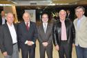O primeiro presidente da Fomento Paraná, Pedrinho Antônio Furlan (2º à esquerda) e o atual presidente, Juraci Barbosa (no centro), participam da solenidade comemorativa.