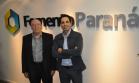 Empreendedor Magnus Guerios com o gerente de microcrédito e crédito solidário da Fomento Paraná, Hélio Moreira Rodrigues.