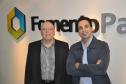 Empreendedor Magnus Guerios com o gerente de microcrédito e crédito solidário da Fomento Paraná, Hélio Moreira Rodrigues.