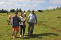 Irene Giteski Ferreira, agricultora de Porto Barreiro, financiou duas vacas pelo Paraná Juro Zero, da Fomento Paraná.