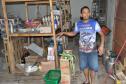 Juarez de Lima Damazio, do Mercado Popular em Sulina, mostra a altura que a água chegou nas enchentes. Financiado pela Fomento Paraná para ajudar na recuperação de estabelecimentos atingidos pelas enchentes em junho de 2014.