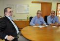 O presidente da Fomento Paraná, Juraci Barbosa, e o prefeito de Andirá, José Ronaldo Xavier, assinam contrato de financiamento no valor de R$ 3,1 milhões para pavimentação de vias urbanas no município do norte pioneiro do estado. Curitiba, 11/11/2014.