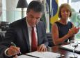 O governador Beto Richa recebe o embaixador da França no Brasil, Denis Pietton, nesta quinta-feira (27), no Palácio Iguaçu. Pietton acompanha o diretor da Agência Francesa de Desenvolvimento (AFD) no Brasil, Laurent Duriez, que na ocasião assina um protocolo de intenções com as secretarias de estado do Meio Ambiente e Recursos Hídricos e de Desenvolvimento Urbano, Paranacidade, Sanepar e Fomento Paraná, para cooperação técnica na área de gestão de resíduos sólidos.