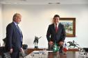 O governador Beto Richa recebe o embaixador da França no Brasil, Denis Pietton, nesta quinta-feira (27), no Palácio Iguaçu. Pietton acompanha o diretor da Agência Francesa de Desenvolvimento (AFD) no Brasil, Laurent Duriez, que na ocasião assina um protocolo de intenções com as secretarias de estado do Meio Ambiente e Recursos Hídricos e de Desenvolvimento Urbano, Paranacidade, Sanepar e Fomento Paraná, para cooperação técnica na área de gestão de resíduos sólidos.