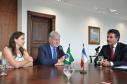 O governador Beto Richa recebe o embaixador da França no Brasil, Denis Pietton, nesta quinta-feira (27), no Palácio Iguaçu. Pietton acompanha o diretor da Agência Francesa de Desenvolvimento (AFD) no Brasil, Laurent Duriez, que na ocasião assina um protocolo de intenções com as secretarias de estado do Meio Ambiente e Recursos Hídricos e de Desenvolvimento Urbano, Paranacidade, Sanepar e Fomento Paraná, para cooperação técnica na área de gestão de resíduos sólidos.