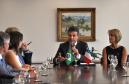 O governador Beto Richa recebe o embaixador da França no Brasil, Denis Pietton, nesta quinta-feira (27), no Palácio Iguaçu. Pietton acompanha o diretor da Agência Francesa de Desenvolvimento (AFD) no Brasil, Laurent Duriez, que na ocasião assina um protocolo de intenções com as secretarias de estado do Meio Ambiente e Recursos Hídricos e de Desenvolvimento Urbano, Paranacidade, Sanepar e Fomento Paraná, para cooperação técnica na área de gestão de resíduos sólidos.