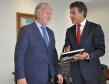 O governador Beto Richa recebe o embaixador da França no Brasil, Denis Pietton, nesta quinta-feira (27), no Palácio Iguaçu. Pietton acompanha o diretor da Agência Francesa de Desenvolvimento (AFD) no Brasil, Laurent Duriez, que na ocasião assina um protocolo de intenções com as secretarias de estado do Meio Ambiente e Recursos Hídricos e de Desenvolvimento Urbano, Paranacidade, Sanepar e Fomento Paraná, para cooperação técnica na área de gestão de resíduos sólidos.
