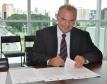 O prefeito de Alto Piquiri, Luiz Carlos Borges Cardoso, assina contrato de financiamento com a Fomento Paraná para compra de uma nova pá carregadeira. Curitiba, 5 de fevereiro de 2015.