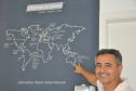 Valtemir "Mineiro" Soares, sócio da Information Planet, de Curitiba, mostra os locais onde a franquia está presente.